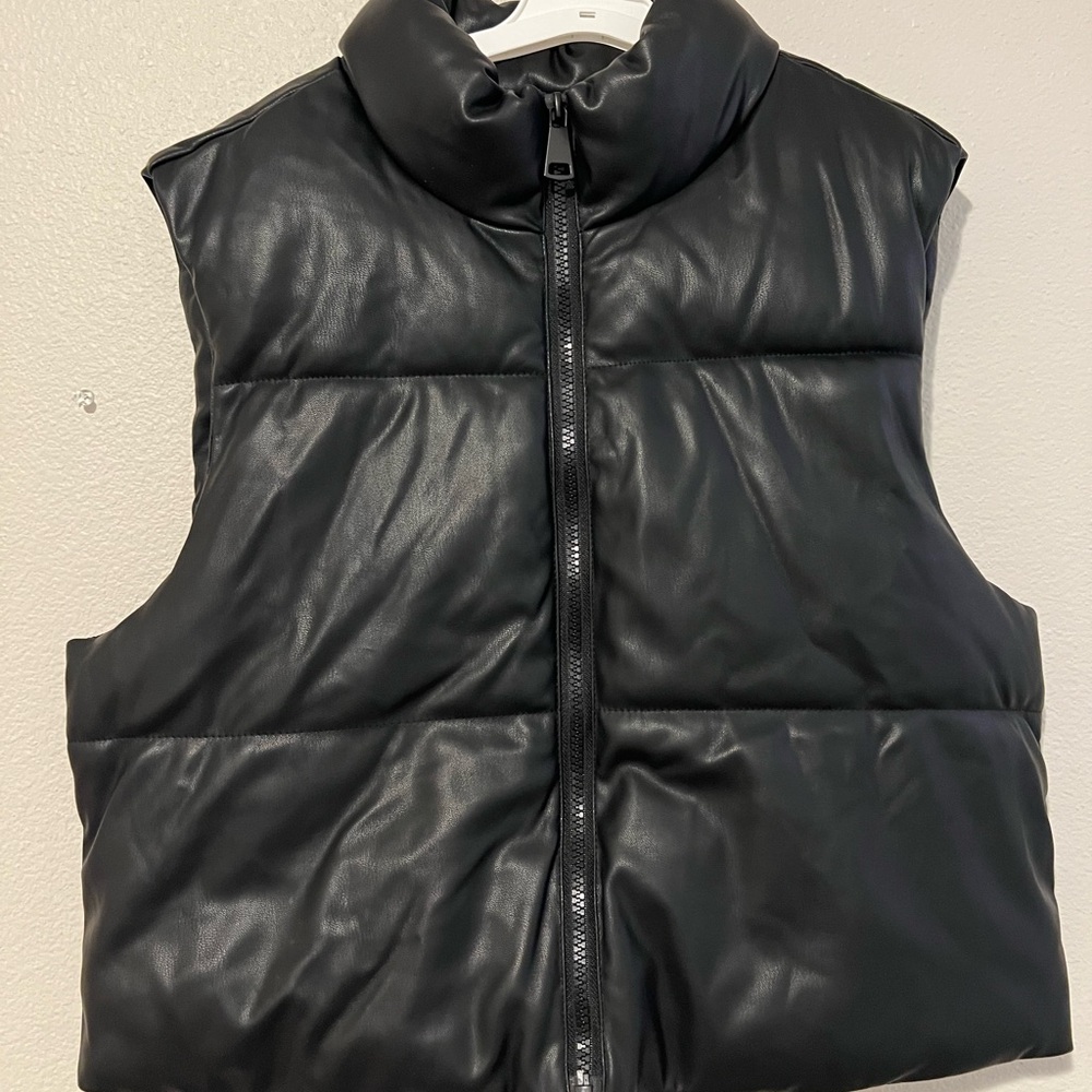 Mila & Tiff Women's Black Puffy Puffer Vest Size L (7)
